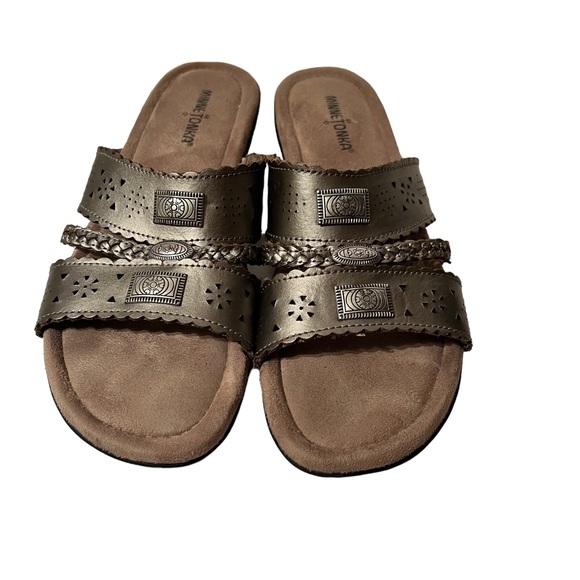 Minnetonka Sandals Women’s Slip On Open Cutwork Gray Leather Size 11 NWOT - Picture 3 of 8